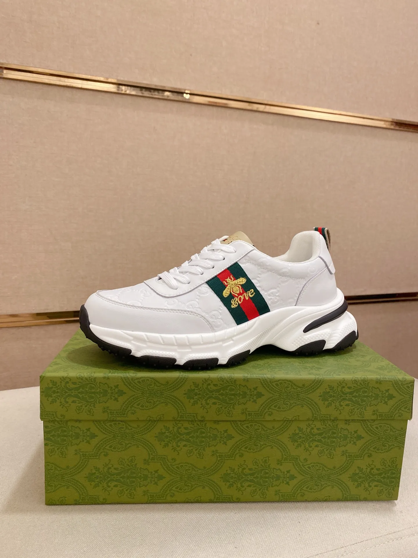 Men's shoes 💰 442 💰 High-quality new GUCCI counters are on the market at the same time. The new men's shoes, 😘fabrics are selected imported cowhide, lining: mesh breathable lining. 👍🏿 High-end ☄️ air-cushion molded anti-slip rubber outsole, exquisite lines, simple and elegant, comfortable and high-end for leisure travel. Code number: 38 to 44 (45 can be customized and cannot be returned or exchanged)